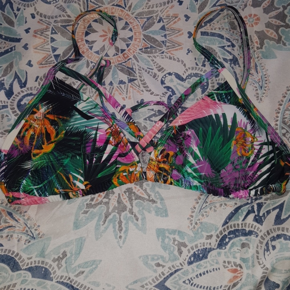 EXPRESS NWT TRIANGLE BIKINI TOP